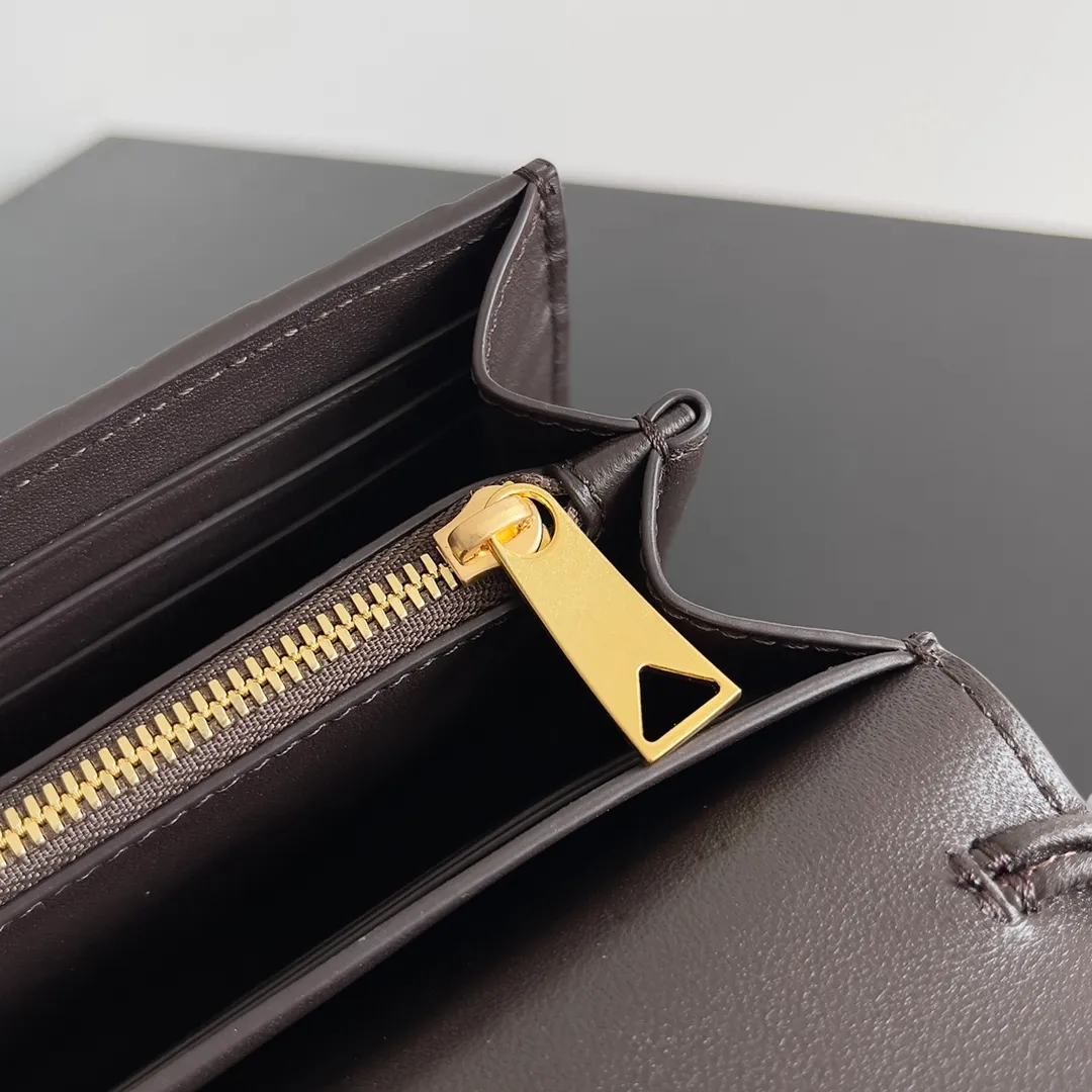 Batch 1160 BV Andiamo clutch wallet is super high-end🤎🤎How come the long clutch bag is so exquisite~ The braided style bag surface paired with all-copper hardware is really warm and high-end. The bag body is super light and can be grabbed easily! It can store a lot of small items and large mobile phones ~ very practical for daily use. Style number: 741504 Size: 19*11.5*3